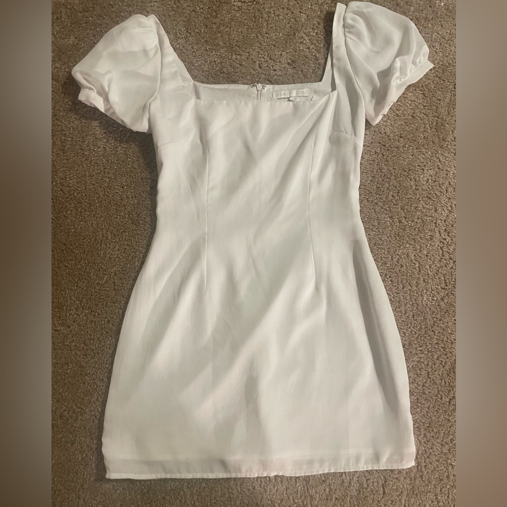 White mini dress, square neck and bubble sleeves
